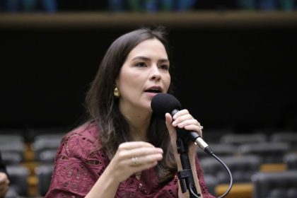 CCJ aprova projeto que cria cordão de fita roxa para identificar pessoas com Alzheimer em todo o país