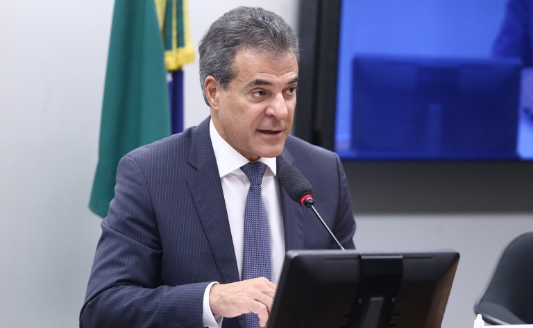 Comissão da Câmara aprova enquadramento de programação e desenvolvimento de software no MEI e projeto avança em tramitação