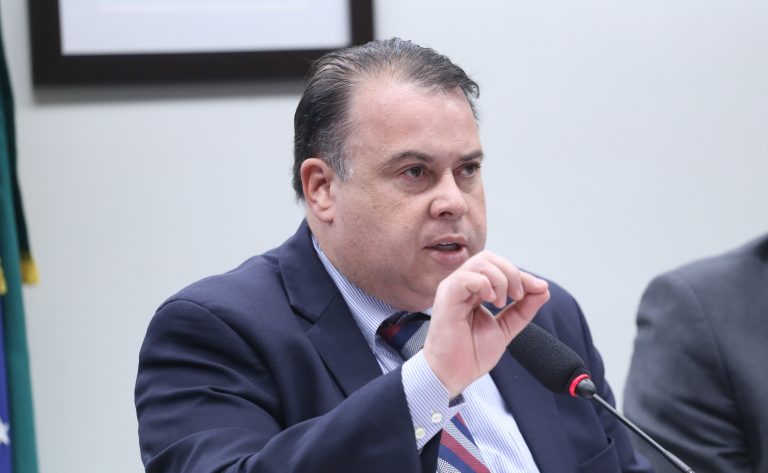 Projeto de lei prevê atendimento digital à pessoa idosa com assistência presencial ou remota em serviços públicos