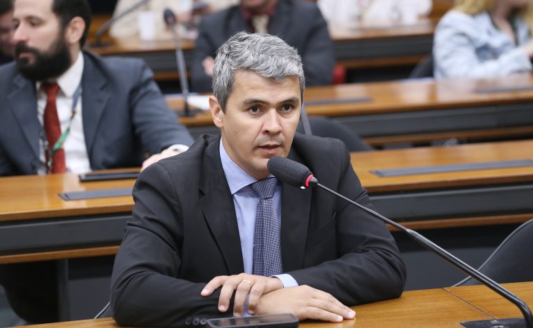 CCJ aprova proposta que veta uso da palavra mel em rótulos sem quantidade mínima definida pelo Executivo