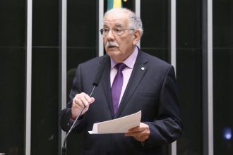 Projeto prevê moratoria cursos de medicina por cinco anos e exige supervisão e reestruturação das instituições