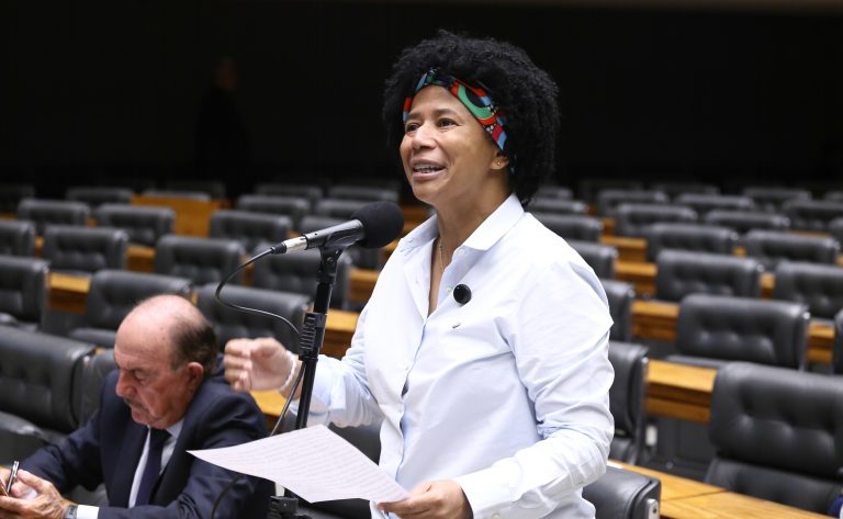 Câmara aprova reconhecimento do laço multicolorido como símbolo nacional das doenças raras
