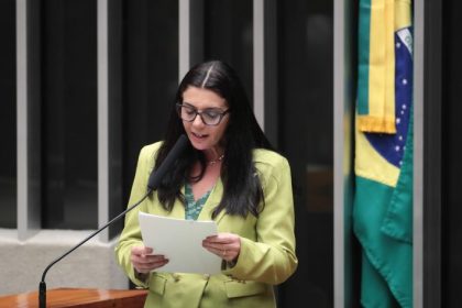 Câmara aprova substitutivo que prevê escolta policial para mulheres que denunciam descumprimento de medidas protetivas