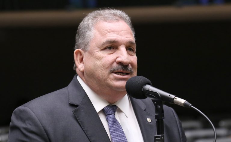 Câmara aprova versão do relator que autoriza estados e municípios a arcar com fornecimento de água e luz nas feiras públicas