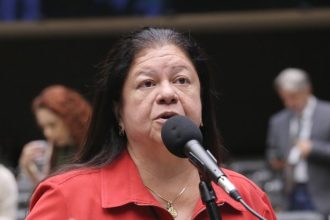 Projeto amplia pena para homicídio e outros crimes contra profissionais de saúde e altera leis federais