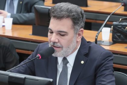 Comissão de Educação aprova projeto contra idadismo que inclui ensino sobre envelhecimento nos currículos escolares