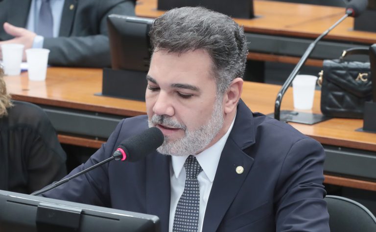 Comissão de Educação aprova projeto contra idadismo que inclui ensino sobre envelhecimento nos currículos escolares