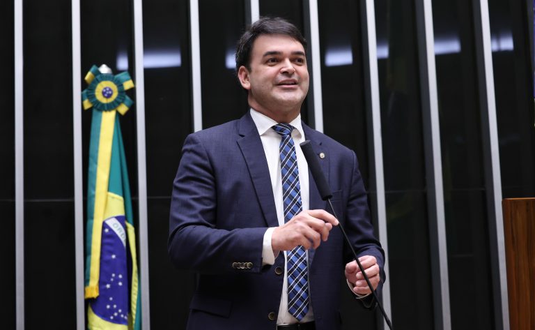 Projeto de Lei 906/26 propõe transparência no parcelamento e exige indicação de juros e taxas no preço a prazo