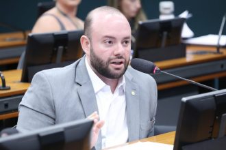 Projeto de lei exige identificação para verificação da idade em hospedagens e altera ECA para proteger menores