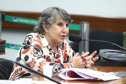 Comissão da Câmara aprova projeto que criminaliza a transfobia e prevê penas de reclusão e multa