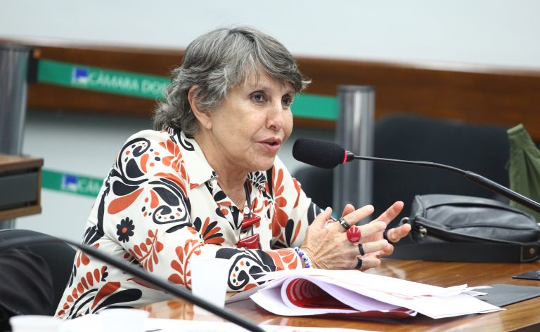 Comissão da Câmara aprova projeto que criminaliza a transfobia e prevê penas de reclusão e multa