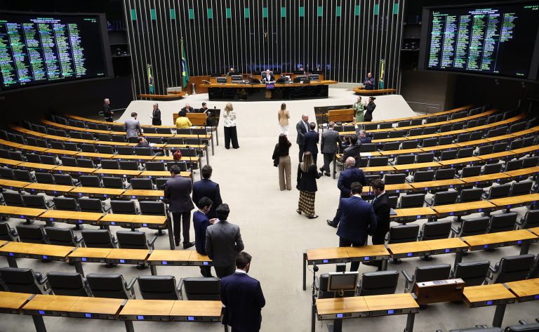 Câmara aprova uso de fotografia em documentos oficiais com cocar ou turbante e segue ao Senado