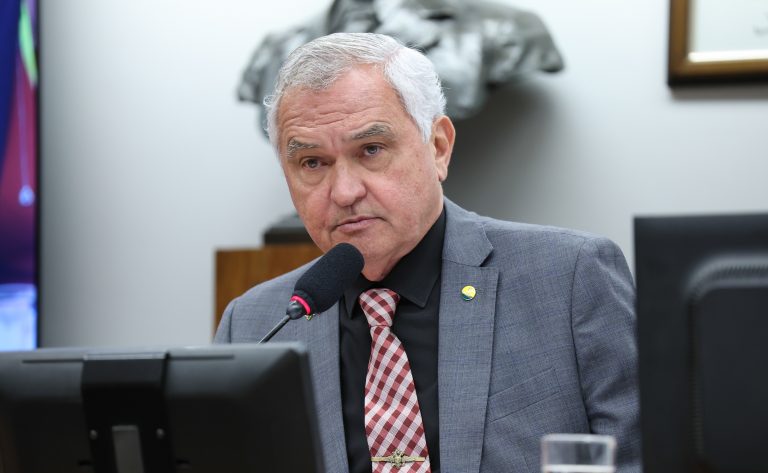 Ausência do ministro Mauro Vieira em audiência da Câmara leva deputados a avaliar processo por crime de responsabilidade