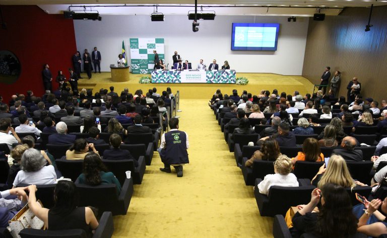 Hugo Motta participa da posse de novos servidores na Câmara dos Deputados aprovados em concurso público