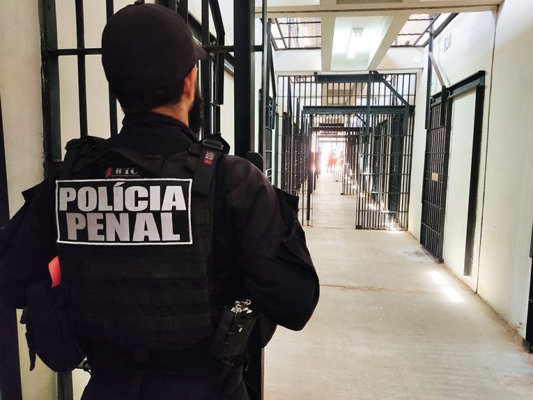 Lei Complementar 233/26 autoriza uso de recursos do Fundo Penitenciário Nacional para capacitação de profissionais do sistema prisional