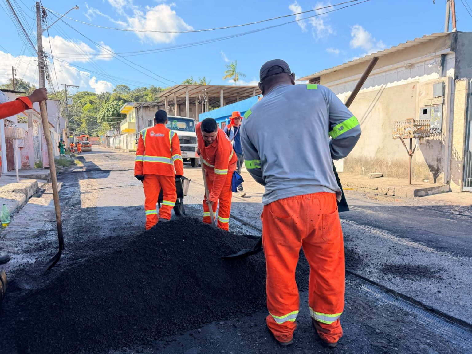 Operação Tapa-Buracos de Manaus recupera vias no bairro Flores e melhora a mobilidade urbana local