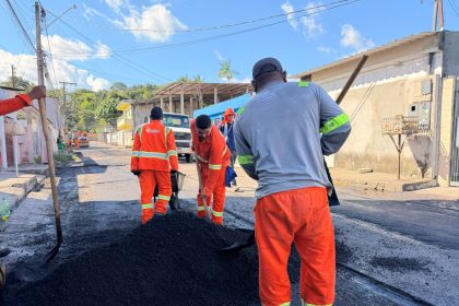Operação Tapa-Buracos de Manaus recupera vias no bairro Flores e melhora a mobilidade urbana local