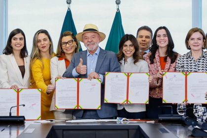 Presidente sanciona leis do Pix Pensão e de divulgação do Ligue 180 em cerimônia no Planalto