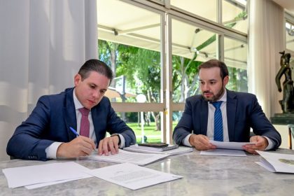 Presidente da Câmara assina nomeação de servidores aprovados no último concurso público para reforçar quadro