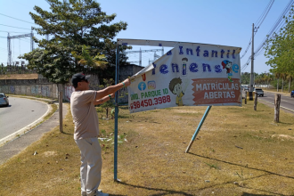Implurb remove publicidade irregular em canteiro central no Parque 10 de Novembro em ação de fiscalização