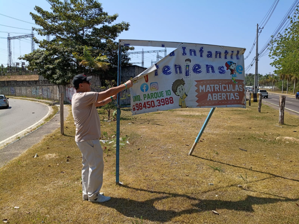 Implurb remove publicidade irregular em canteiro central no Parque 10 de Novembro em ação de fiscalização