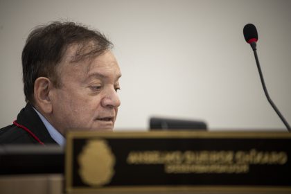 Câmara Criminal do TJAM absolve acusado de maus-tratos a cães por dúvida sobre materialidade do delito