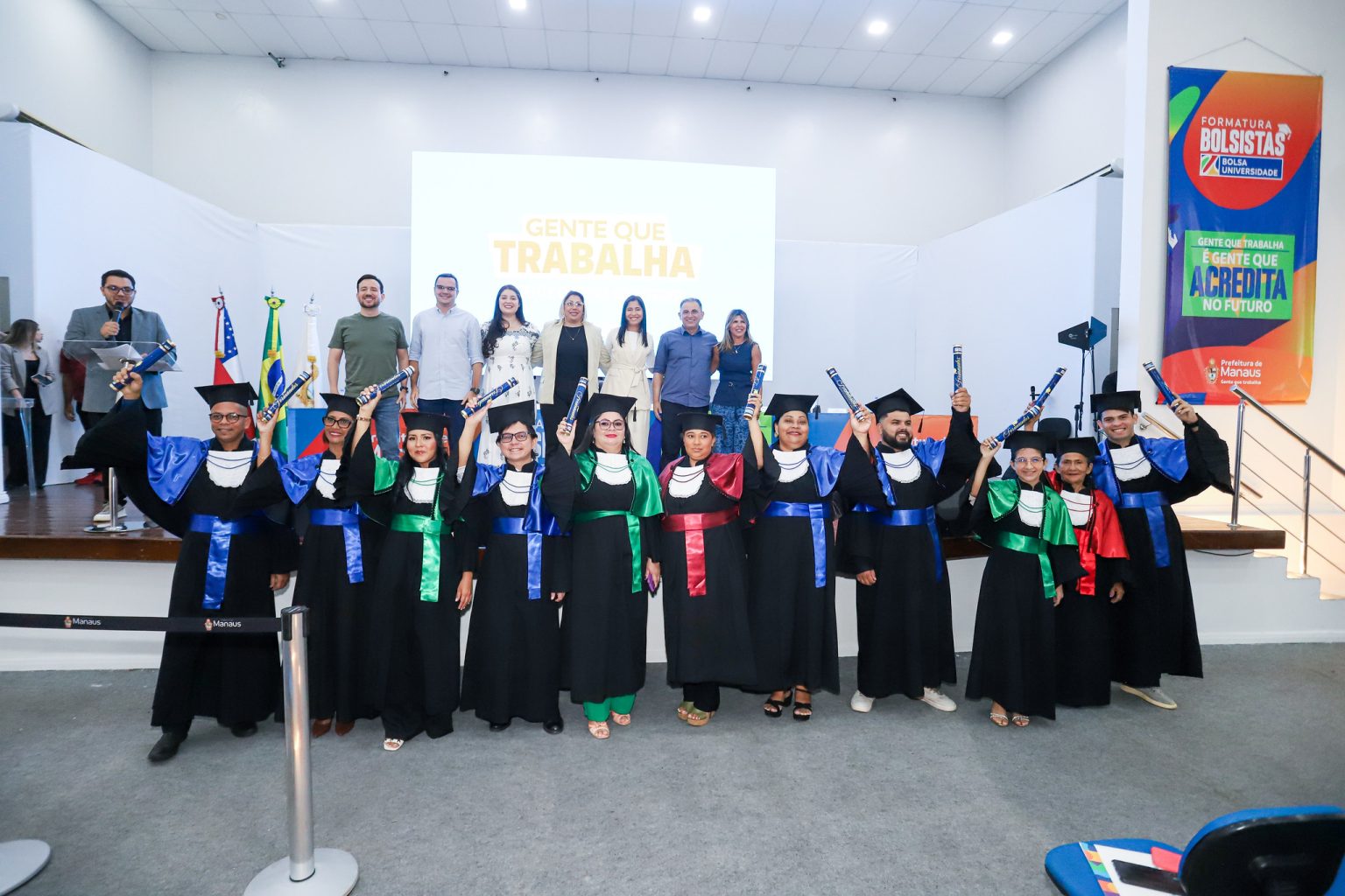 Programa Bolsa Universidade entrega certificados a formandos em Manaus na sede do Executivo municipal
