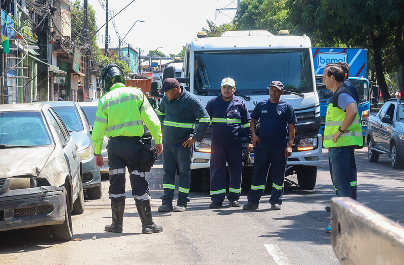 Operação Sucata recolhe 145 veículos abandonados nas ruas de Manaus e melhora circulação
