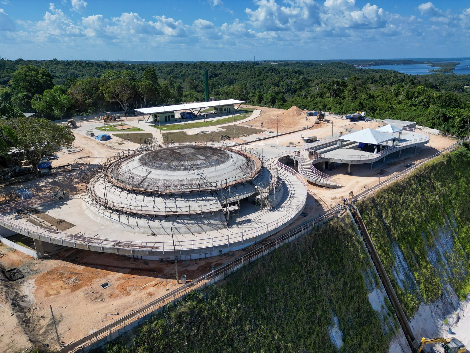 Obras do Parque Encontro das Águas Rosa Almeida avançam e entram na fase de concretagem das hastes do projeto de Niemeyer