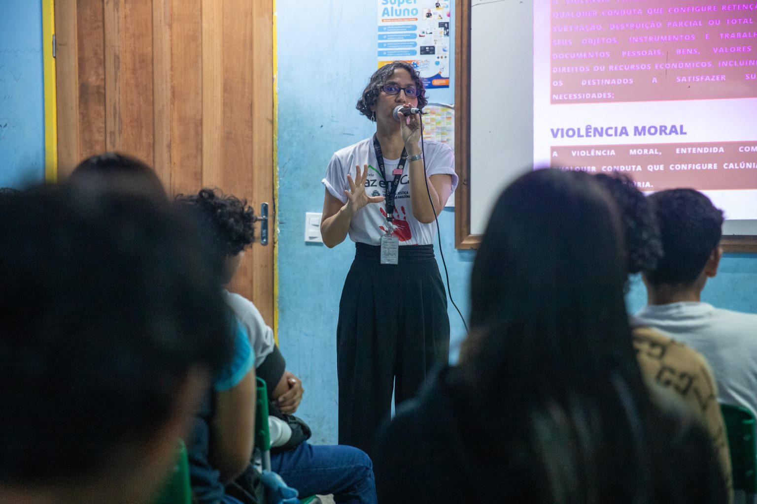 Equipe do Tribunal de Justiça do Amazonas aborda violência digital em escola municipal no Mauazinho