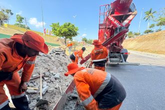 Prefeitura de Manaus instala novo meio-fio de 30 centímetros na avenida Max Teixeira para reforçar segurança viária