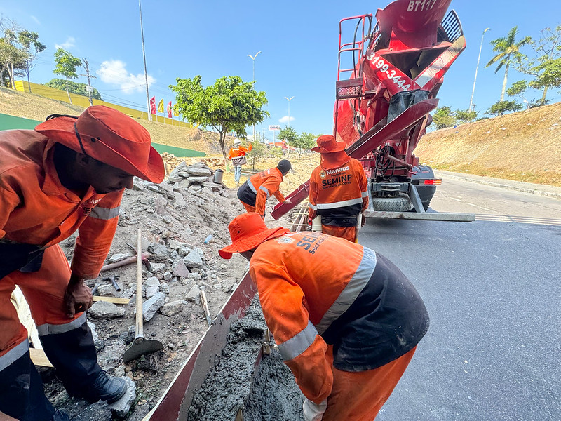 Prefeitura de Manaus instala novo meio-fio de 30 centímetros na avenida Max Teixeira para reforçar segurança viária