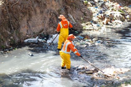Prefeitura intensifica limpeza do igarapé do Franco e vias da avenida Brasil em Manaus