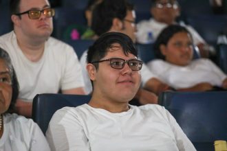 Projeto Sua Aula no Cinema leva 60 estudantes do Cemeja professor Samuel Benchimol a sessão e debate em Manaus
