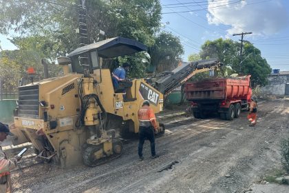 Prefeitura de Manaus inicia fresagem para recapeamento em ruas da zona Norte e amplia obras