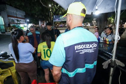 Prefeitura de Manaus notifica 13 bancas irregulares na rua 10 de Julho durante operação Batidão para ordenar o espaço público e o trânsito
