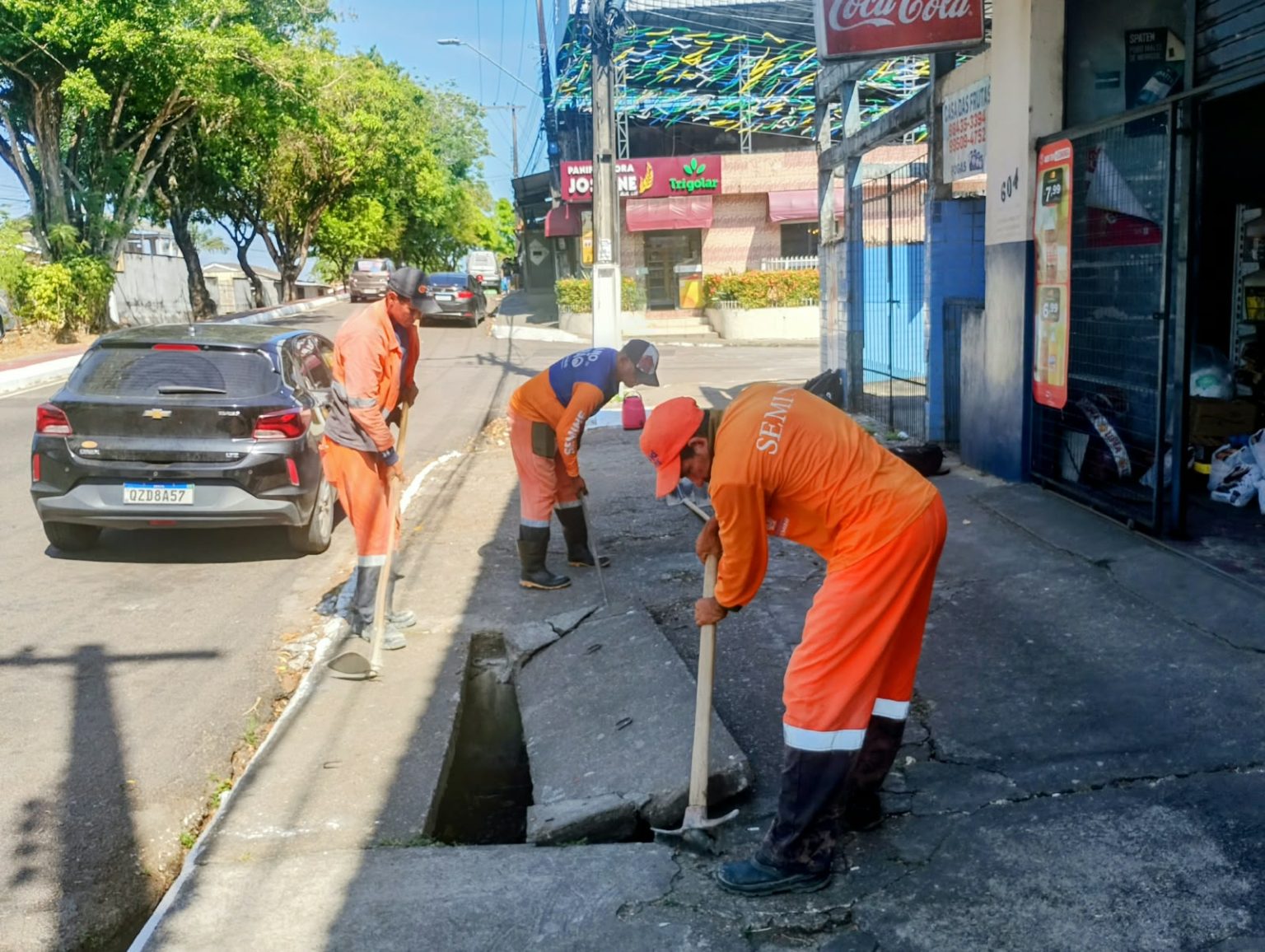 Prefeitura de Manaus recupera caixa coletora na rua Goiânia, bairro Redenção, zona Centro-Oeste para garantir escoamento das águas das chuvas