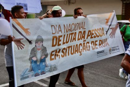 Prefeitura de Manaus realiza caminhada e atendimento no Centro Histórico para ampliar acesso da população em situação de rua