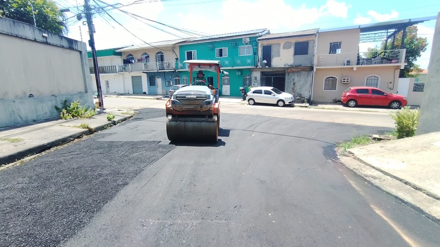 Prefeitura de Manaus inicia recuperação asfáltica na rua Rosa Luxemburgo no Parque 10 de Novembro, zona Centro-Sul