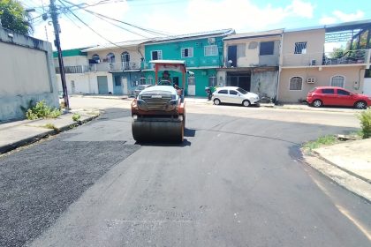 Prefeitura de Manaus inicia recuperação asfáltica na rua Rosa Luxemburgo no Parque 10 de Novembro, zona Centro-Sul