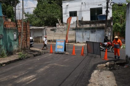 Prefeitura de Manaus inicia manutenção asfáltica na rua Roselha do Tarumã com etapa de fresagem