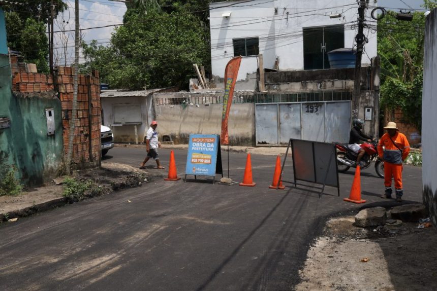 Prefeitura de Manaus inicia manutenção asfáltica na rua Roselha do Tarumã com etapa de fresagem
