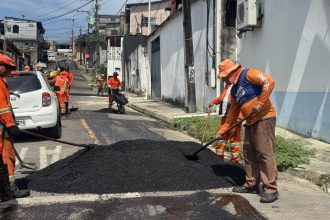 Manutenção asfáltica avança na travessa S5 do Japiim e melhora circulação na zona Sul de Manaus