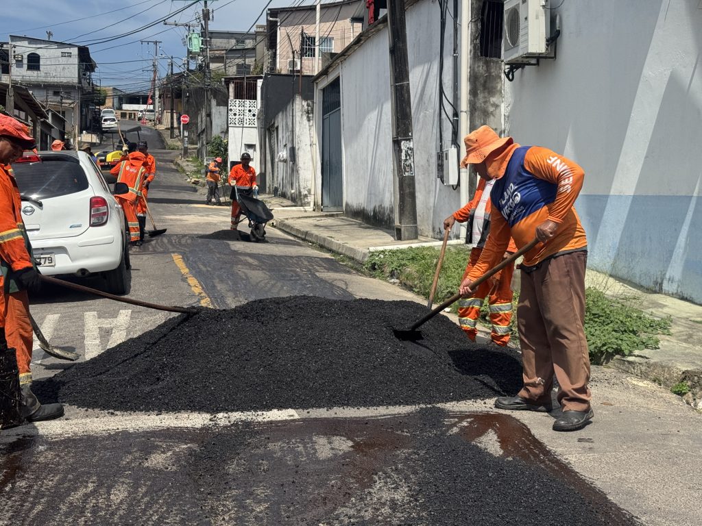 Manutenção asfáltica avança na travessa S5 do Japiim e melhora circulação na zona Sul de Manaus