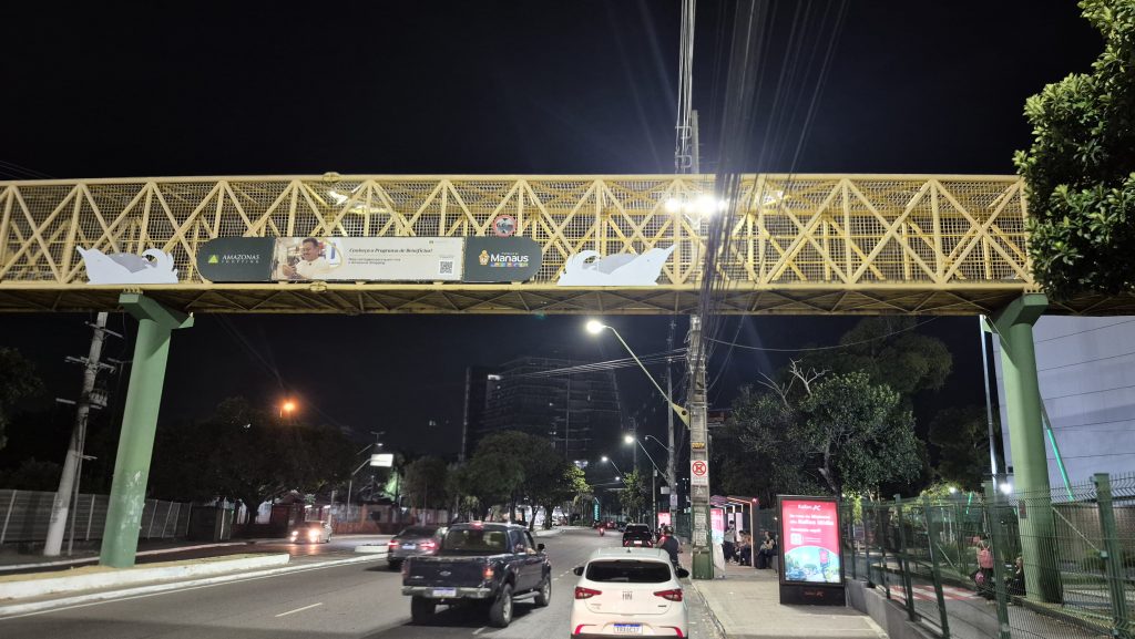 Prefeitura de Manaus amplia iluminação pública em duas passarelas próximas ao Amazonas Shopping com 16 refletores de LED