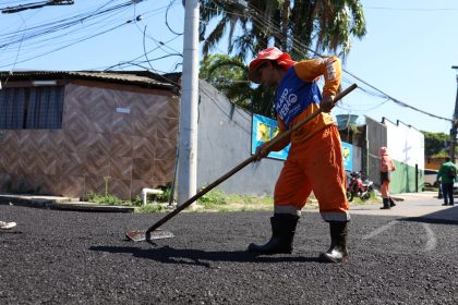 Prefeitura de Manaus realiza manutenção asfáltica na rua Franz Schubert no bairro Flores para recuperar pavimento e melhorar mobilidade