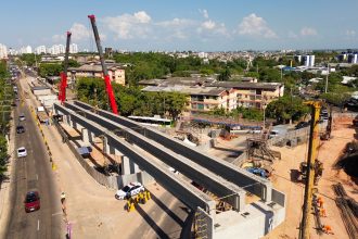 Manaus intensifica içamento de vigas no Complexo Viário Passarão para avançar obras do viaduto