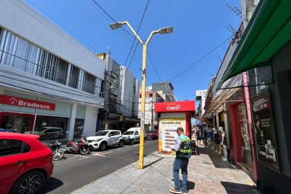 Prefeitura de Manaus realiza levantamento para modernização da iluminação pública do Centro e substituição de postes antigos