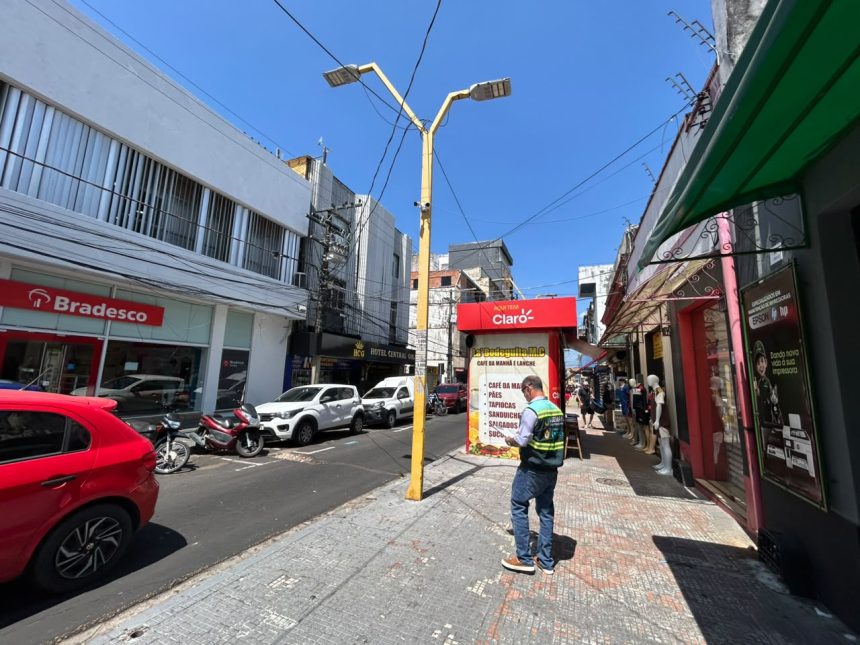 Prefeitura de Manaus realiza levantamento para modernização da iluminação pública do Centro e substituição de postes antigos
