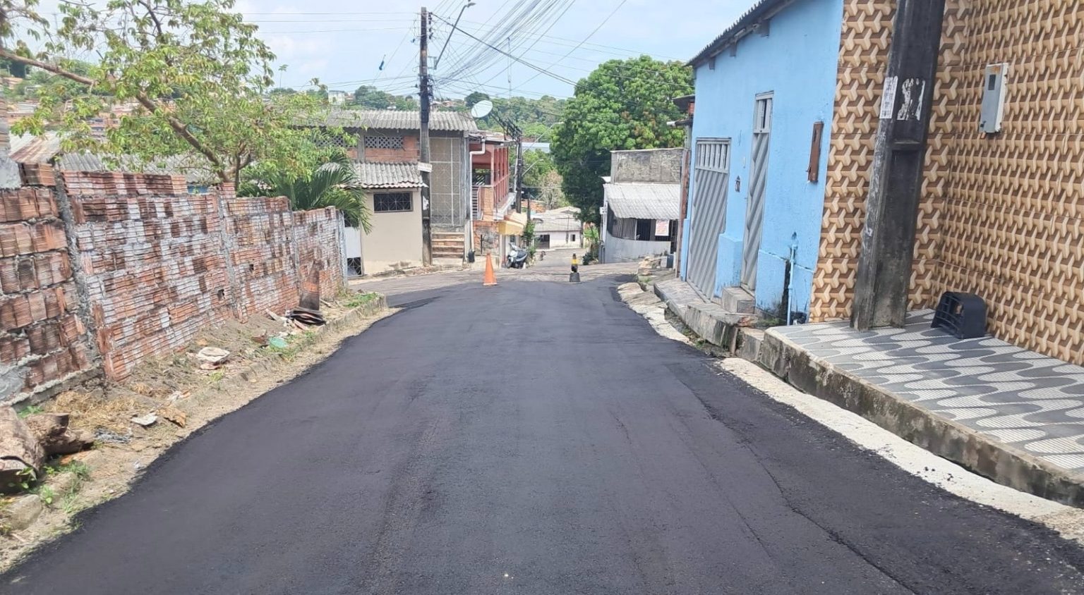 Manutenção asfáltica na rua Jafra Lebron avança nesta sexta-feira em Manaus com nova camada de asfalto